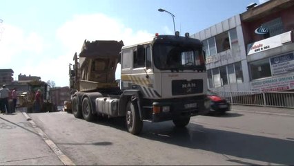 İş Makinesi Yüklü Tır Köprüye Oturdu, Trafik Felç Oldu