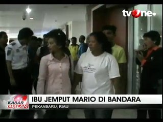 Datangi Bandara Sultan Syarif Kasim II, Ibunda Mario Temui Anaknya