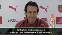 Football - Unai Emery décroche le téléphone d'un journaliste en pleine conférence de presse