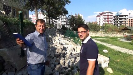 Okul bahçesinin istinat duvarı yıkıldı