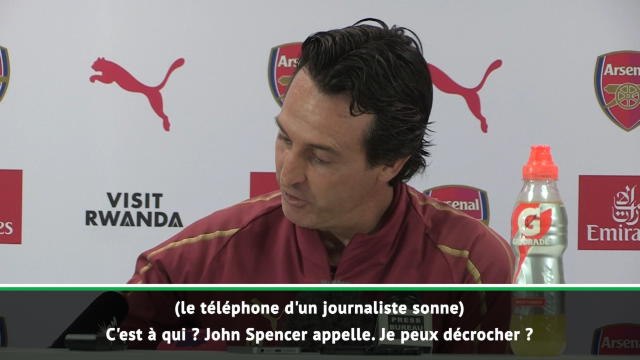 Football : Unai Emery décroche le téléphone d'un journaliste en pleine conférence de presse