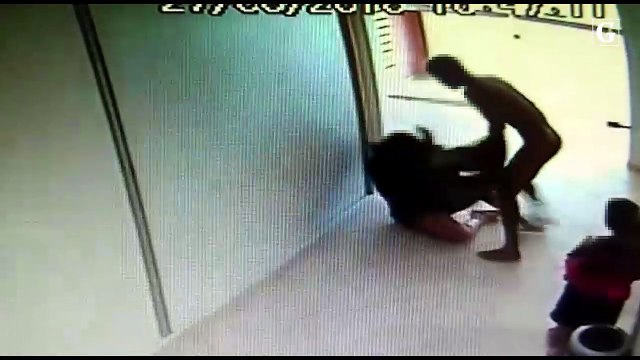Homem agride mulher na frente de filhos em elevador de prédio