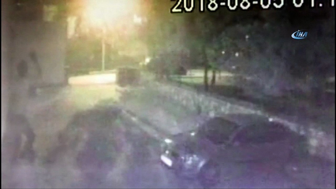 Böyle hırsızlık görülmedi... Birbirlerinin sırtına binerek balkonlara çıkan hırsızlar çarşafla indi