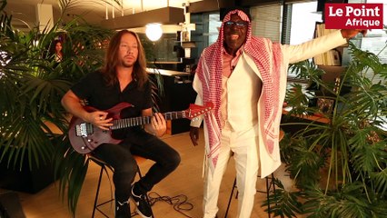 Alpha Blondy interprète "Les hôpitaux sont malades" sur le toit du Point