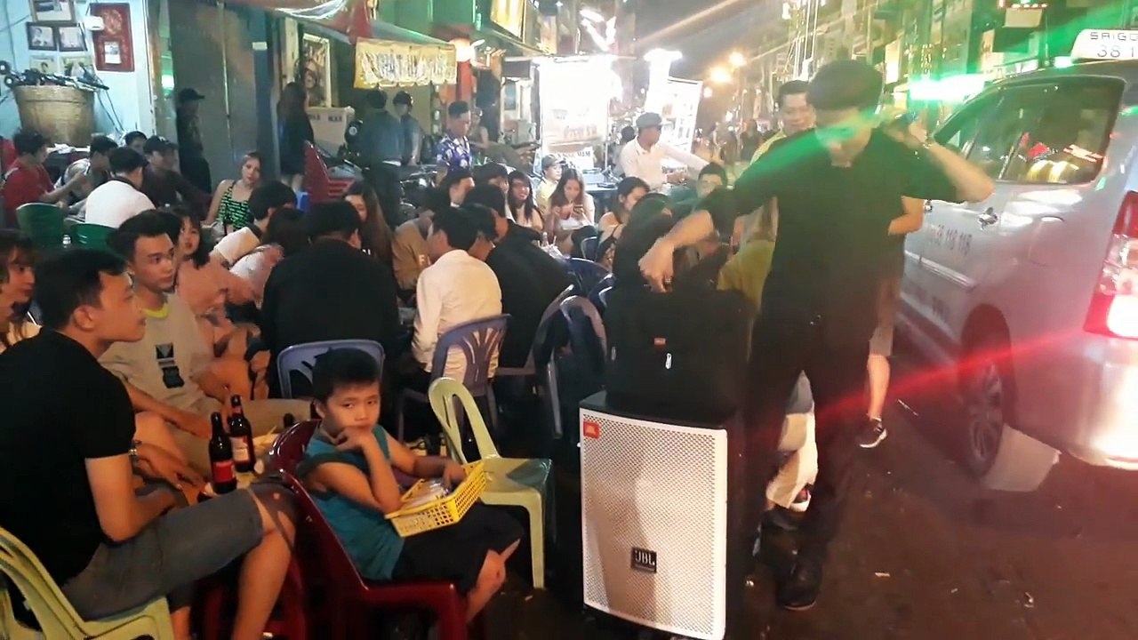 Kết Thúc Lâu Rồi (Lê Bảo Bình) Phiên Bản Phố Đi Bộ Bùi Viện (Kim Long)