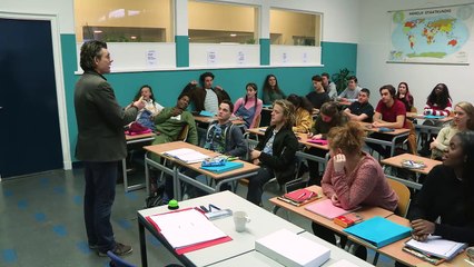 LERARES LOOPT HUILEND DE KLAS UIT