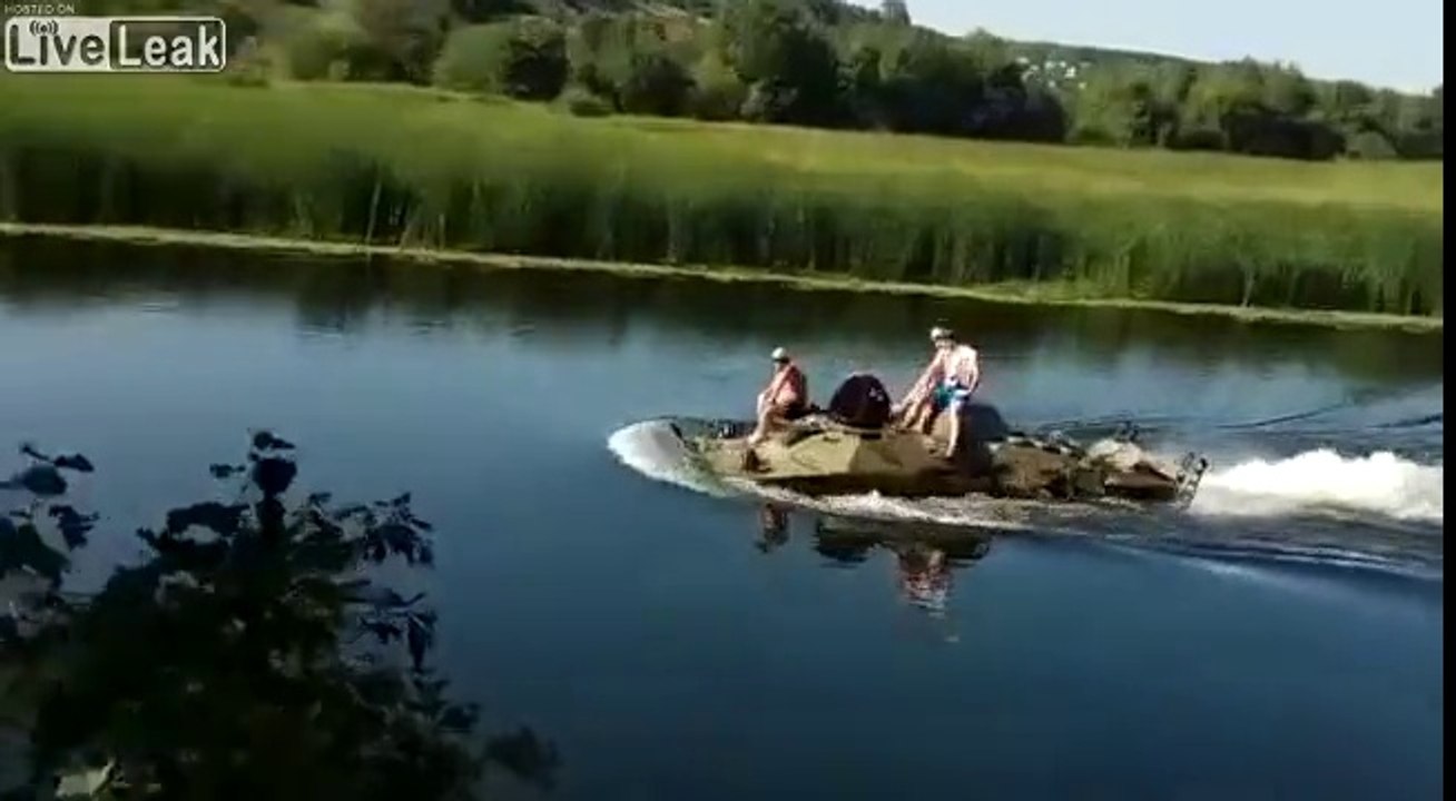 Ils conduisent un TANK dans la rivière en Russie !