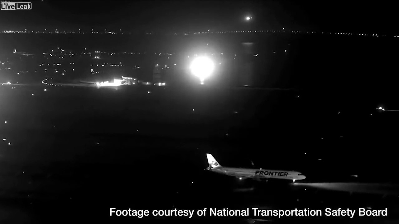 Cet avion manque d'atterrir sur 4 autres attendant de décoller de nuit !