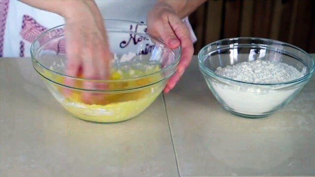 NASCONDINI ALLA NOCCIOLA Biscotti fragranti e golosi di pasta frolla senza burro che nascondono un ripieno di cacao e nocciola. RICETTA ▶︎