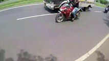 Un biker eclate le rétro d'un routier et va le regretter