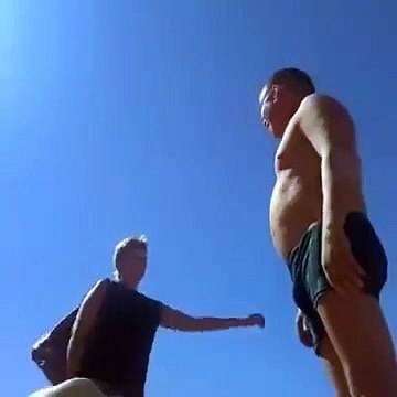 Il drague deux filles sur la plage et se fait recadrer par sa femme