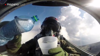 Un piloto de caza probó que podía tomar agua pese poner de cabeza el avión