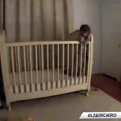 Atrapa a su bebé a pocos milímetros de que se golpee la cabeza contra el suelo