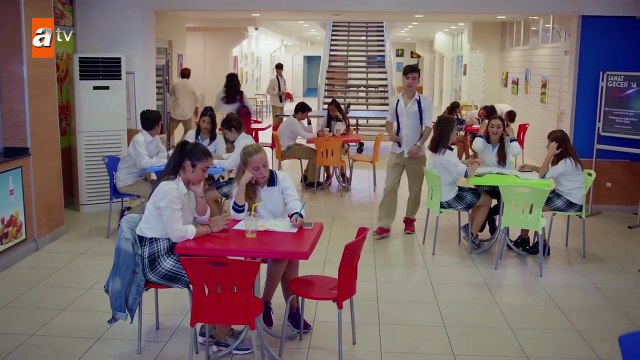 Cemre’yi havuzda boğmak isteyen Defne! - Kırgın Çiçekler 54.Bölüm