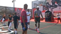 Basketball - LeBron James joue au basket avec des jeunes enfants parisiens