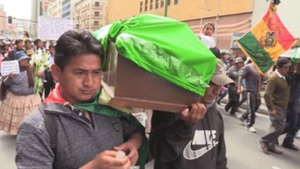 Télécharger la video: Cocaleros bolivianos marchan en La Paz por muerte de dos compañeros