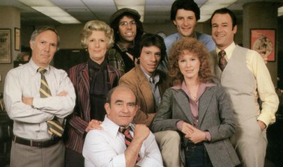 LOU GRANT 1,CAPITULO 1X1,REHENES EPISODIO COMPLETO EN ESPAÑOL,SERIE TV,PERIODISMO,DENUNCIA SOCIAL,1977,Linda Kelsey,Ed Asner,Robert Walden,RETRO,NOSTALGIA,VINTAGE,TELEVISION DEL RECUERDO,RED MARABUNTA,Premios: Emmy a la mejor serie dramática,globo de oror