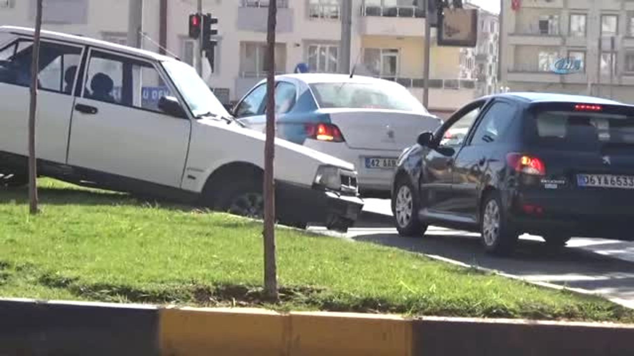 Tekeri Patlayan Araç Karşı Şeritten Gelen Başka Bir Araca Çarptı