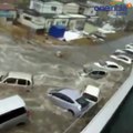 Kerala Flood में क्या वाकई पानी के तेज बहाव में बह गए Vehicles, Viral Video का truth |वनइंडिया हिंदी