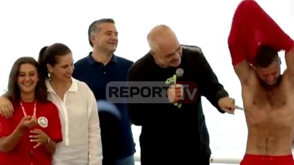 Edi Rama zhvesh të riun vlonjat: Shikoni sa e ka gropën, hajde boll tani se kemi dhe vajza