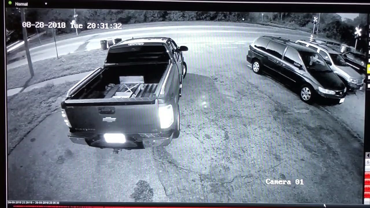 Une voiture Tesla s'envole littéralement sur cette route