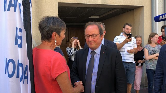Arrivée de François Hollande dans la librairie