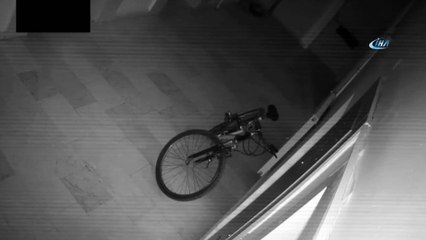 Girdikleri binada bisikleti kucaklayıp çaldılar