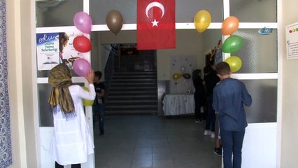 Memleketinden dönen öğretmenlerine öğrencilerden sürpriz