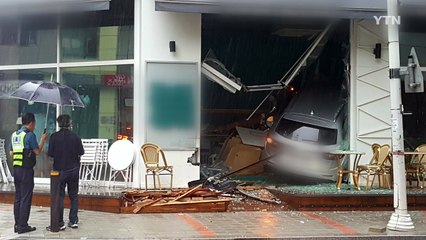 경기 고양서 차량이 커피숍 돌진...1명 부상 / YTN