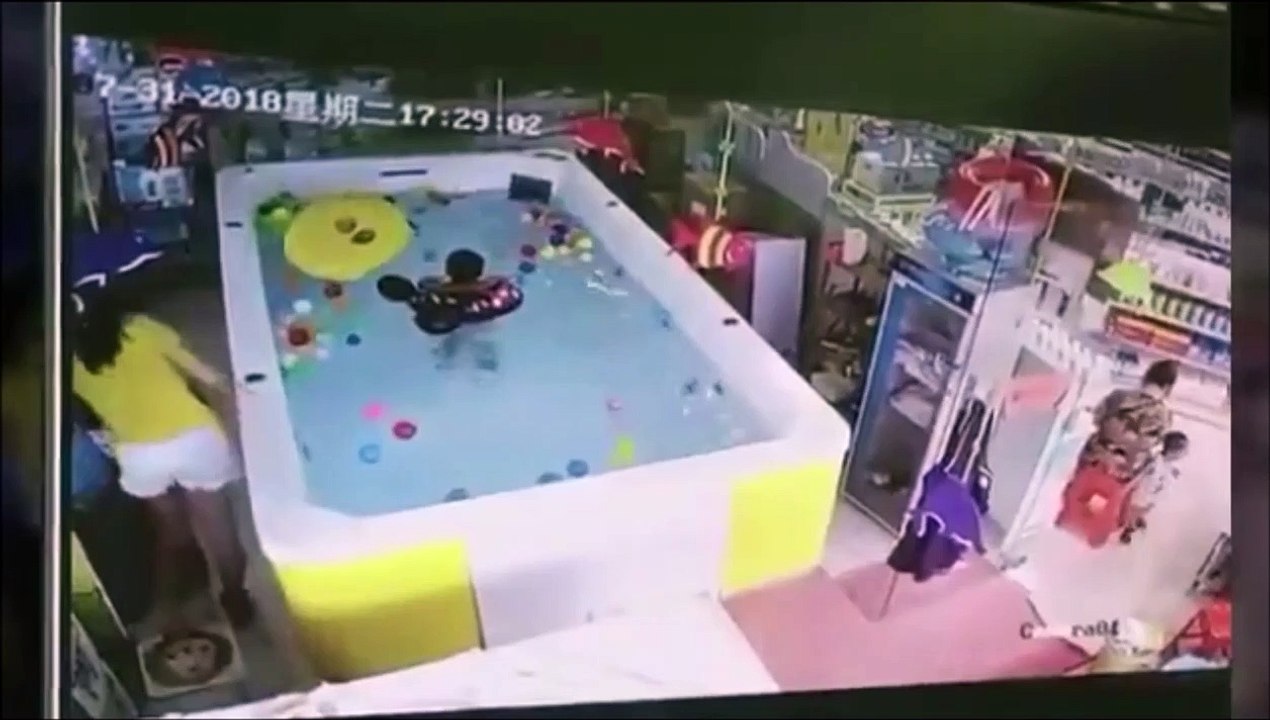 Une mère trop occupée à envoyer des SMS ne voit pas que son bébé se noie dans la piscine