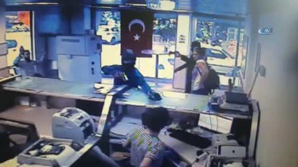 Tişört Ayrıntısı, PTT Soyguncusunu Yakalattı...soygun Anı Kamerada