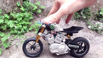 Man Creates Functional Homemade Miniature Motorcycle