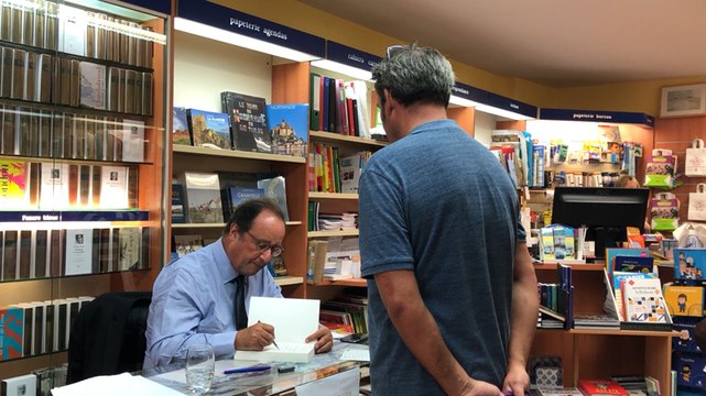 La séance dédicace se poursuit avec François Hollande