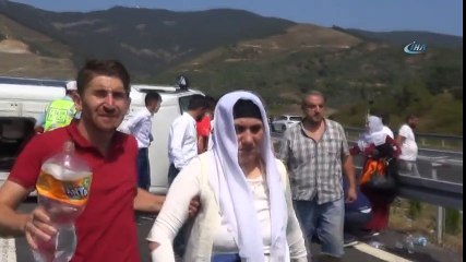Orhangazi'da Trafik Kazası! Lastiği Patlayan Minibüs Otoyolda Devrildi...