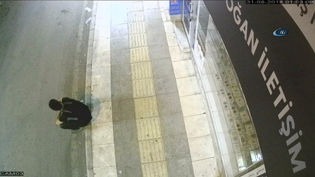 Camı kırıp fare gibi girdi, iş yerini soydu... O anlar kamerada