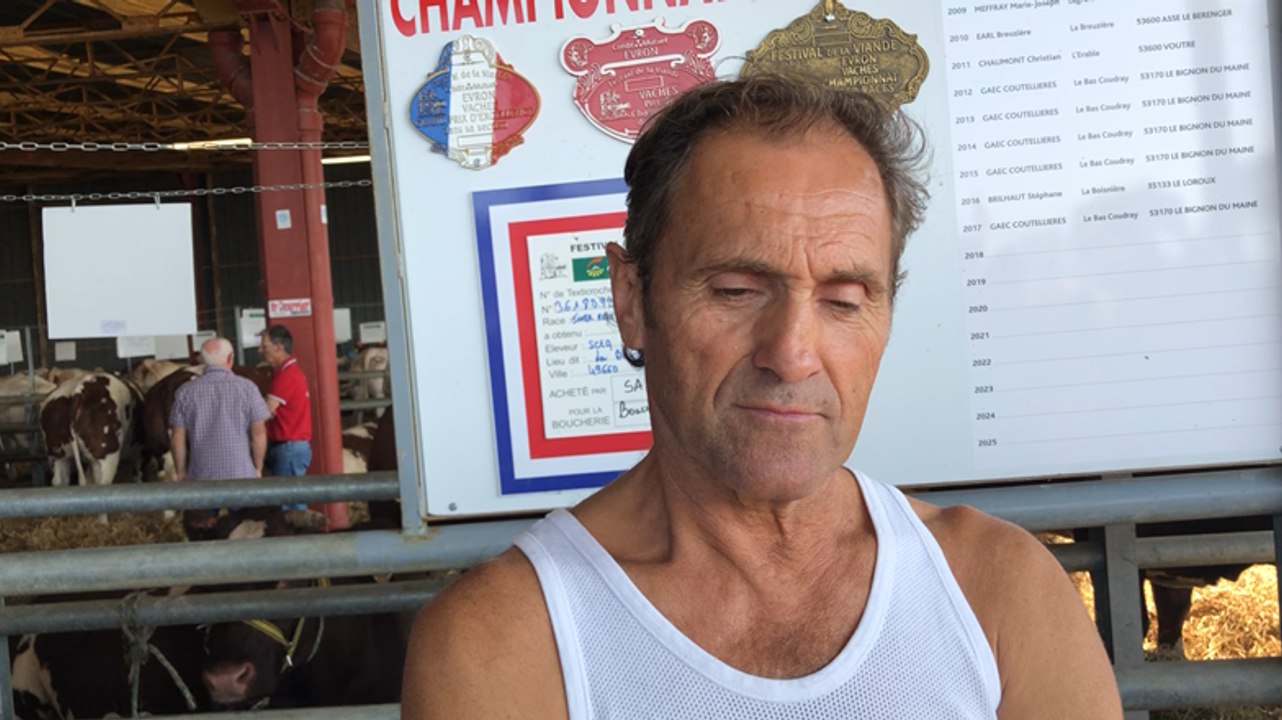 Gérard Bedel, éleveur à Grehaigne (35), présente son mâle récompensé.