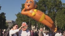 Un globo gigante con la imagen de Sadiq Khan en bikini busca humillarle en Londres