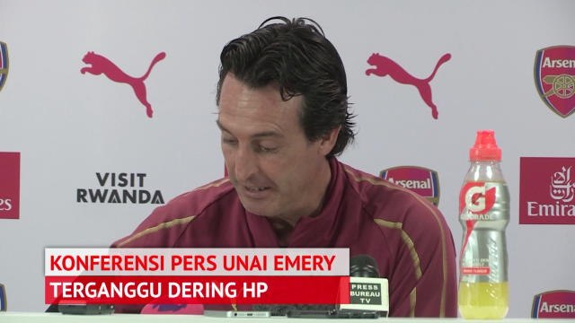 Emery Menjawab Telepon Jurnalis di Konferensi Pers