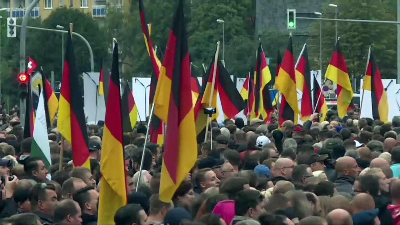 Tausende bei afd-schweigemarsch und anti-rechts-demo in chemnitz