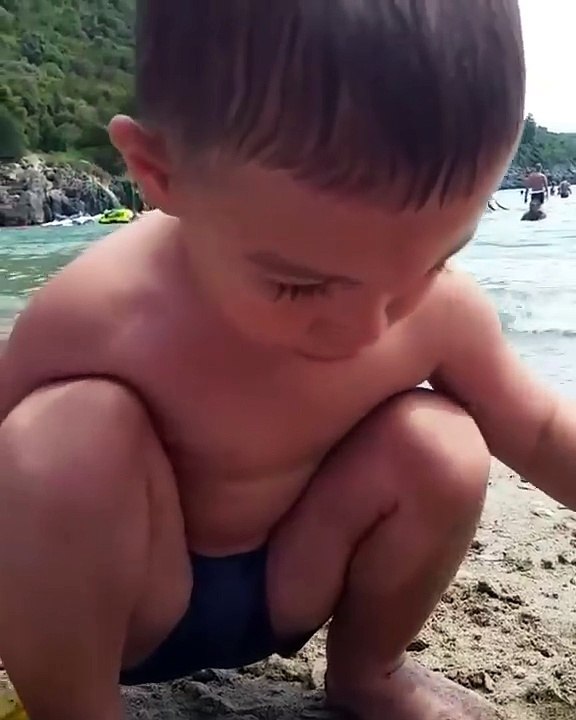 Malo dijete pjeva bebo bebo (Maya - neka stvar)