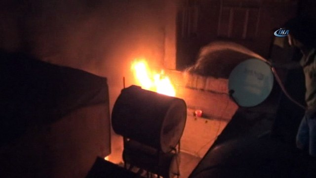 Evde çıkan yangın paniğe neden oldu... Mahalleli yangını söndürebilmek için seferber oldu