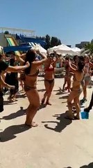 Bikinili havuz başı erik dalı