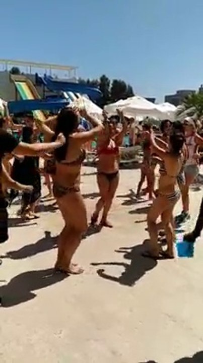 Bikinili havuz başı erik dalı