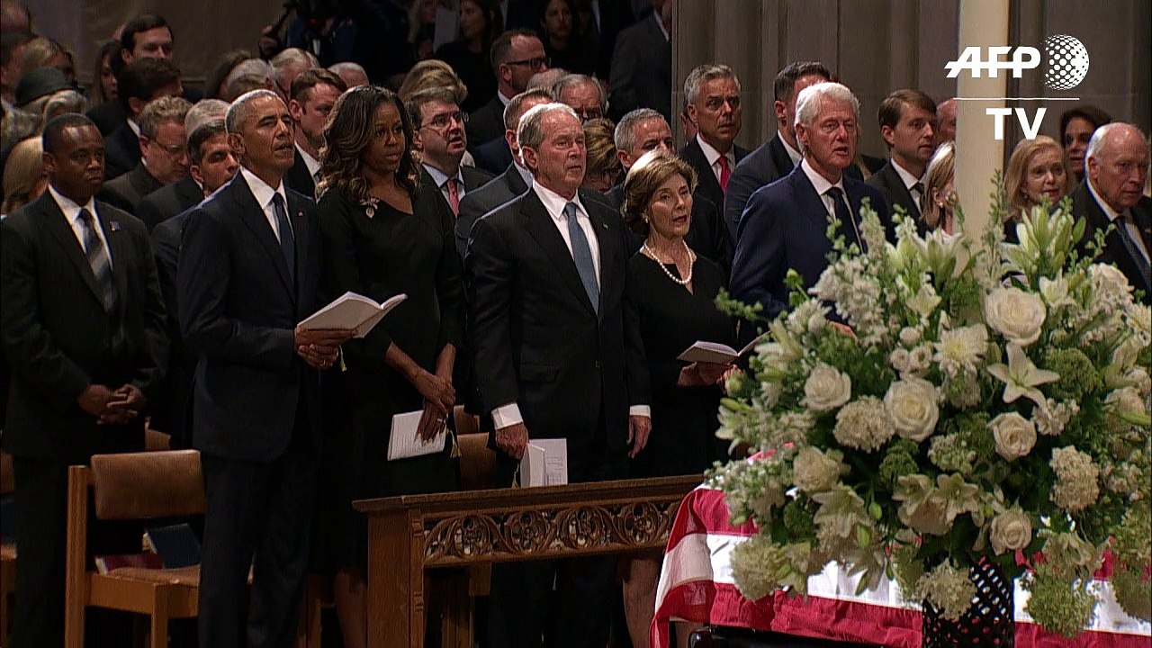 Bush y Obama rinden tributo a McCain en una despedida sin Trump