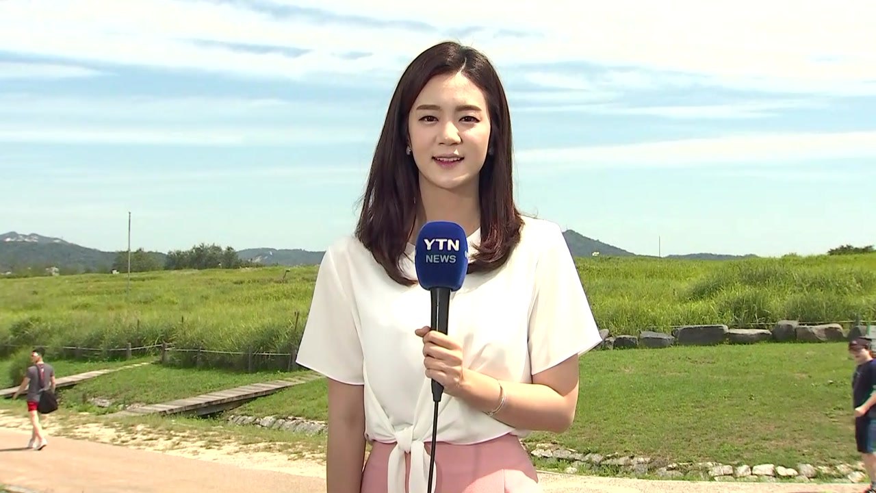 [날씨] 휴일 쾌청한 하늘, 늦더위...내일 전국 비 / YTN