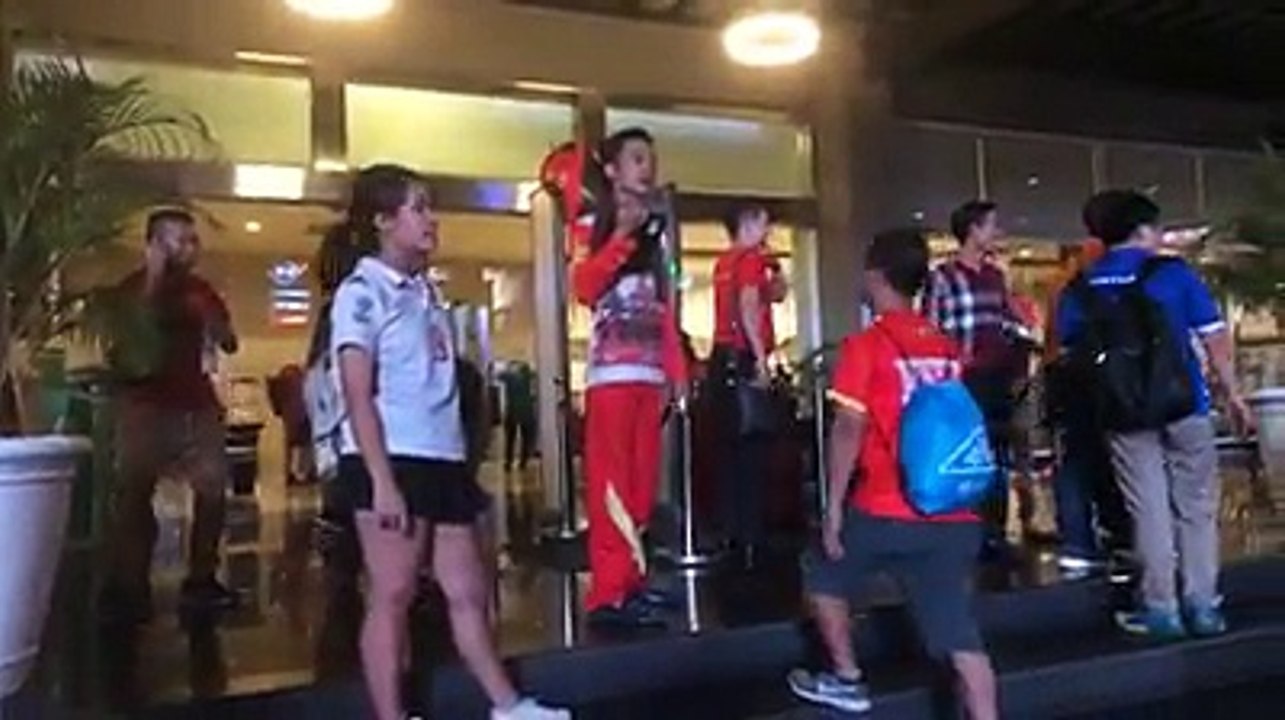 LIVE Đón tuyển Olympic Việt Nam trở về khách sạn Aston Imperial ngủ nghỉ.