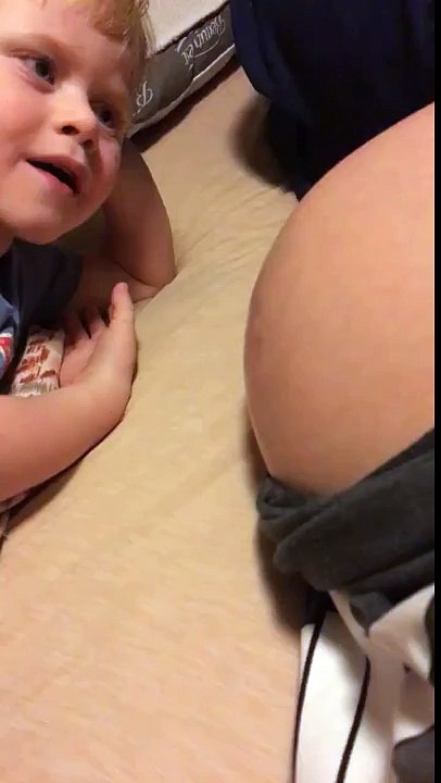 Brat je hteo pričati sa bebom u maminom stomaku, a onda se dogodilo nešto preslatko