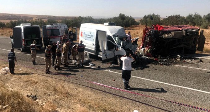 Son Dakika! Gaziantep'te Mevsimlik İşçileri Taşıyan Kamyonetle Minübüs Çarpıştı: 6 Ölü