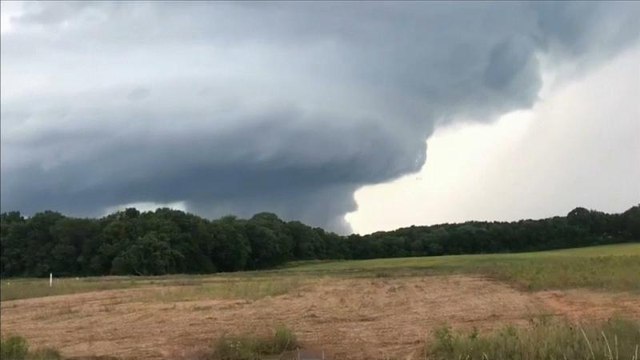 شاهد: صور مثيرة لإعصار في ولاية ميشيغان الأمريكية ومخاوف من حدوث فيضانات