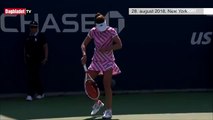 لاعبة تنس تخلغ قميصها أمام الجمهور
